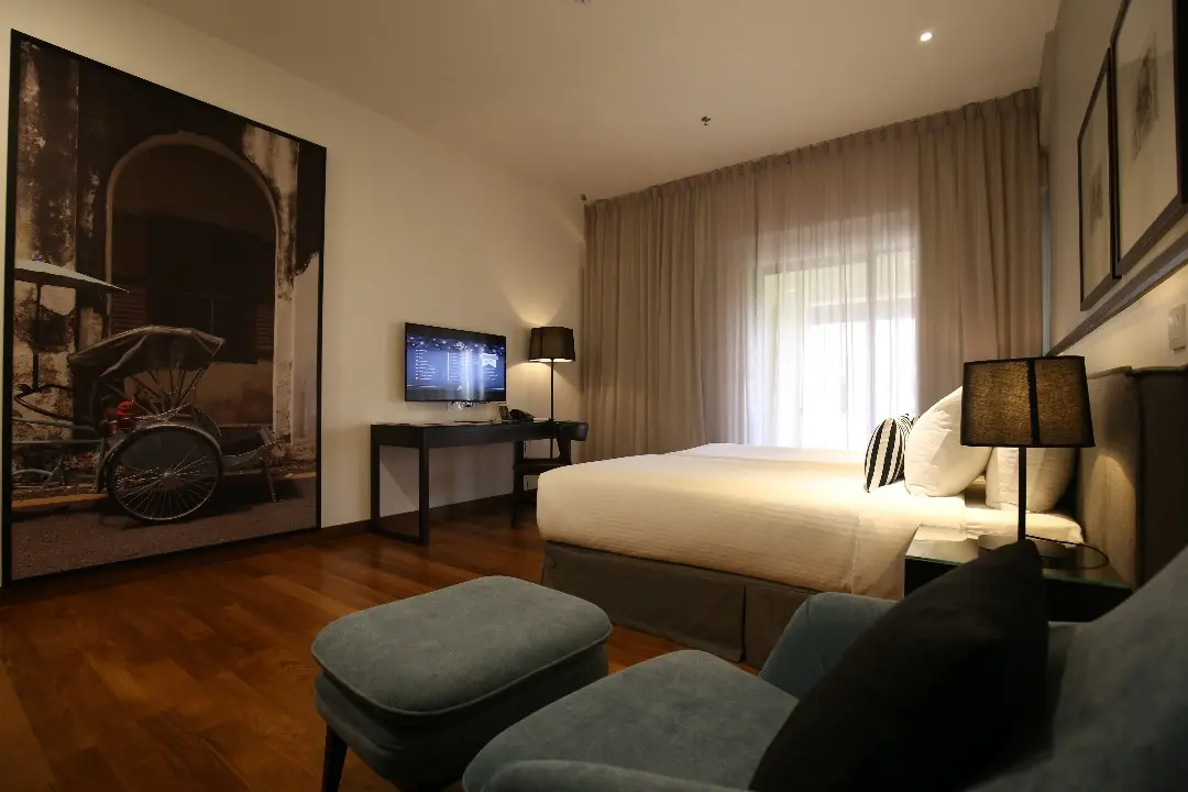 Deluxe room with a king bed and sitting area